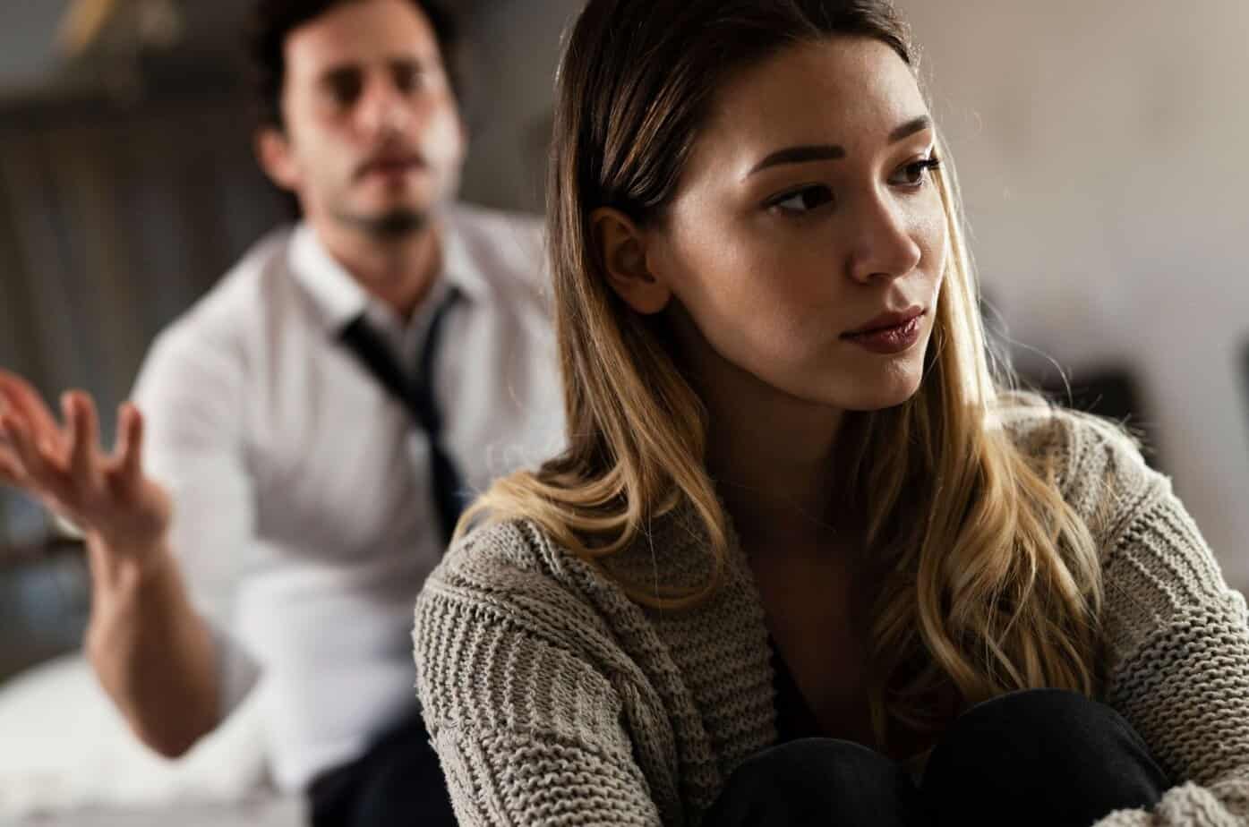 Frau ignoriert einen Mann