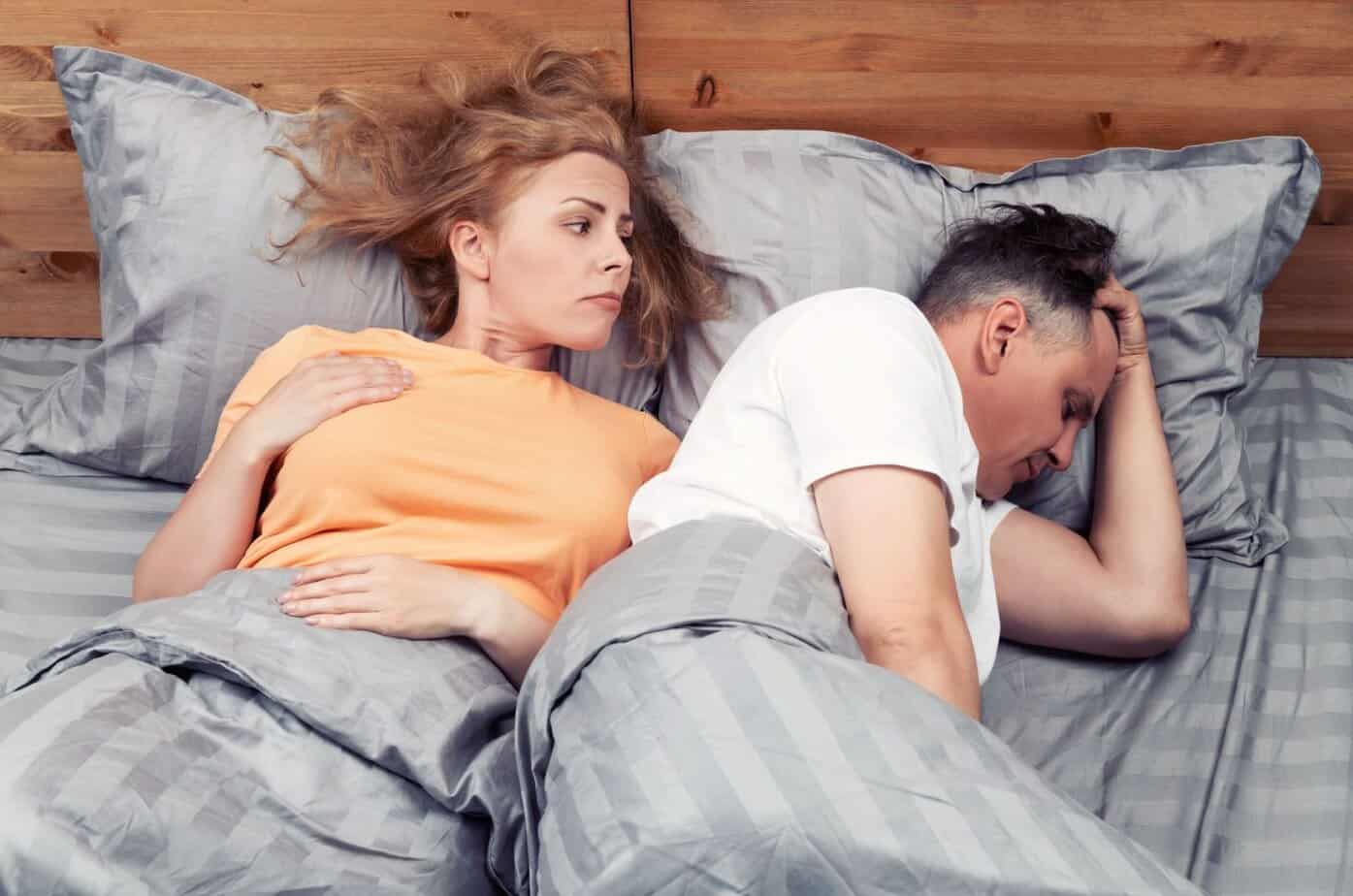 mann und frau liegen im bett 