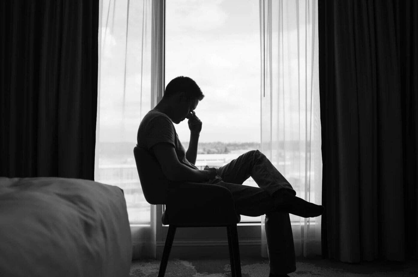 trauriger mann sitzt alleine