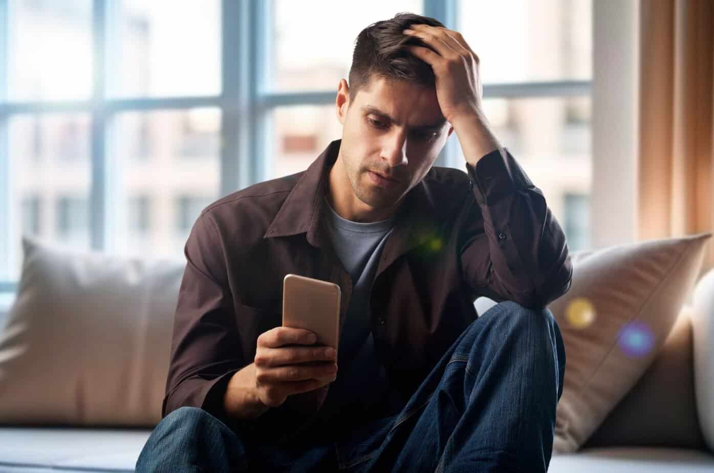 mann gestresst mit handy