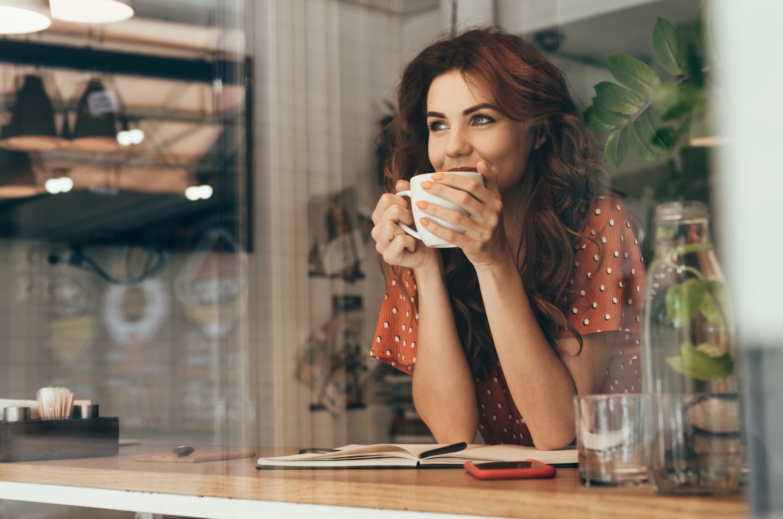 Hvorfor den rette personen først kommer når du ikke lenger leter etter dem Frau trinkt einen Kaffee
