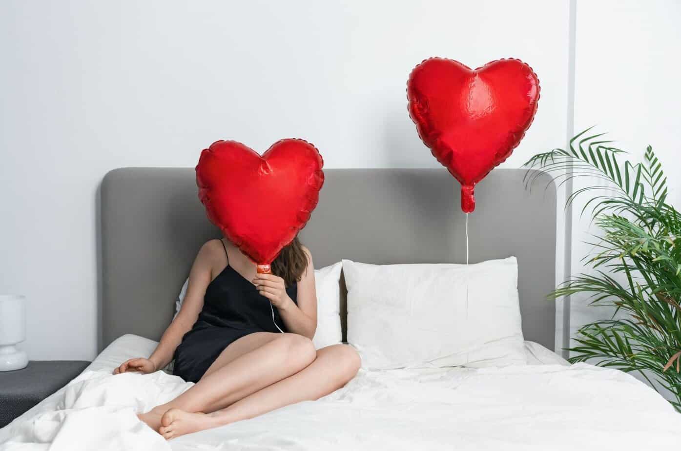 frau mit herzballons