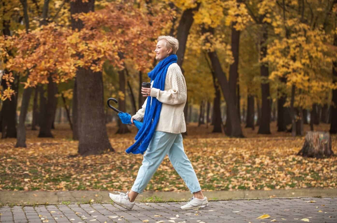 Hvorfor tiltrekkes menn av eldre kvinner? 7 overraskende grunner aeltere dame selbstbewusst