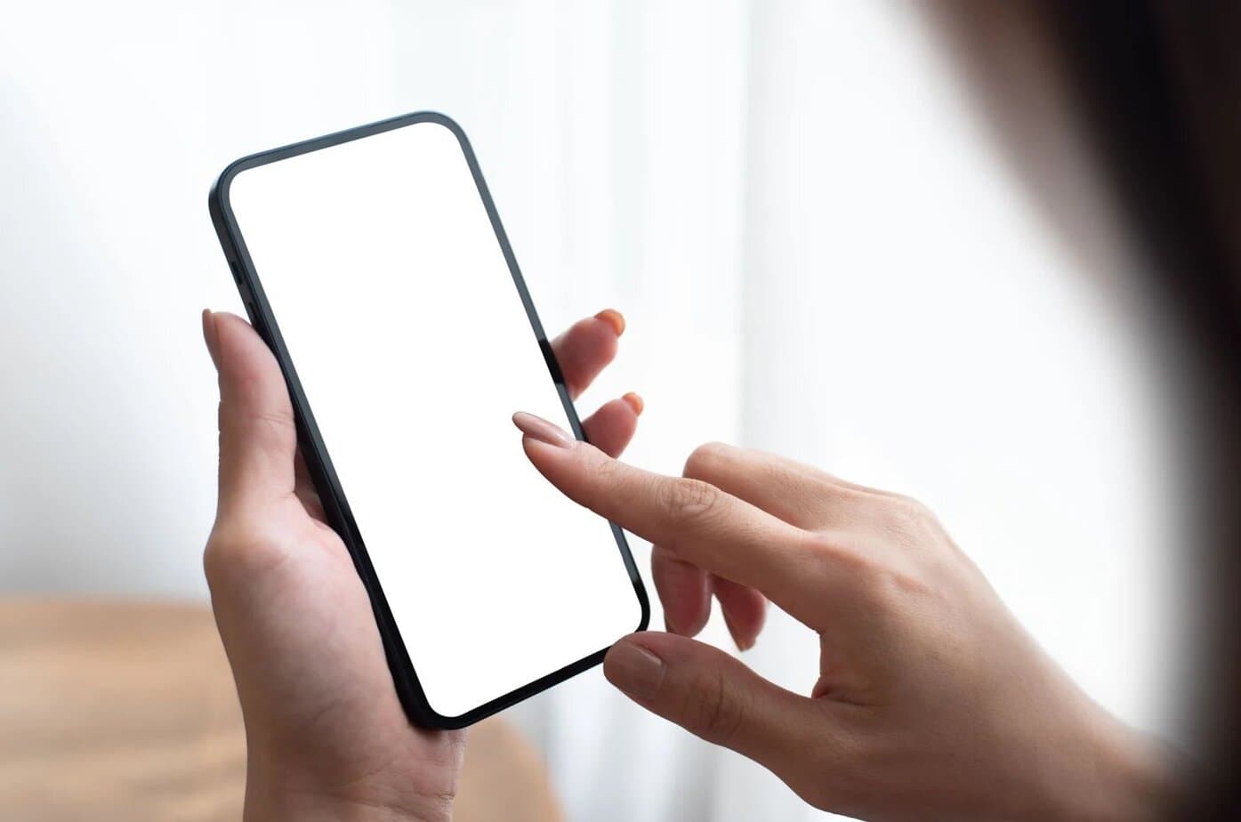 Frau beruehrt ein Telefon