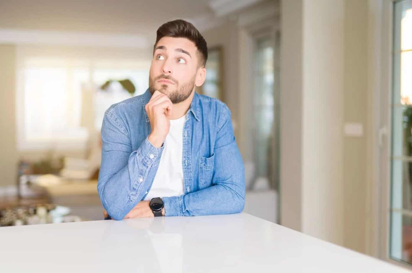 Måneder etter bruddet: Hva foregår egentlig i hodet hans? Gutaussehender Mann denkt