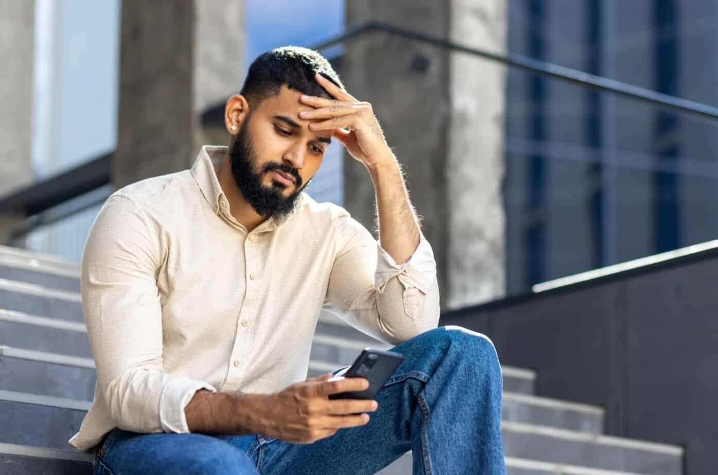 Måneder etter bruddet: Hva foregår egentlig i hodet hans? trauriger Mann tippt am Telefon