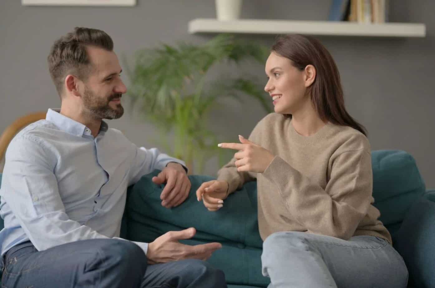 Mann und Frau unterhalten sich auf der Couch