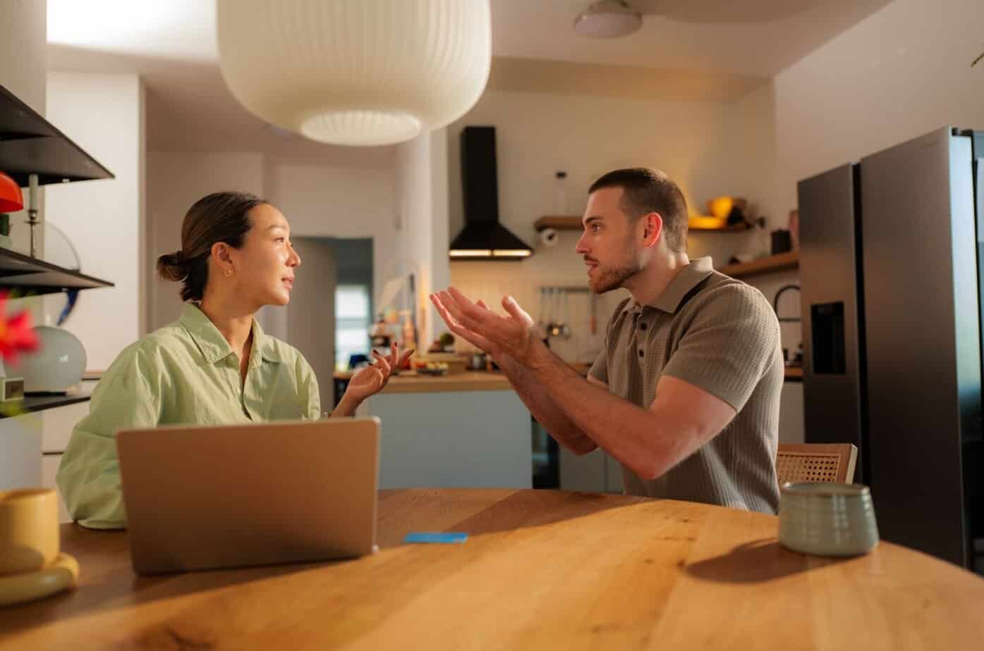 Paar streitet im Haus