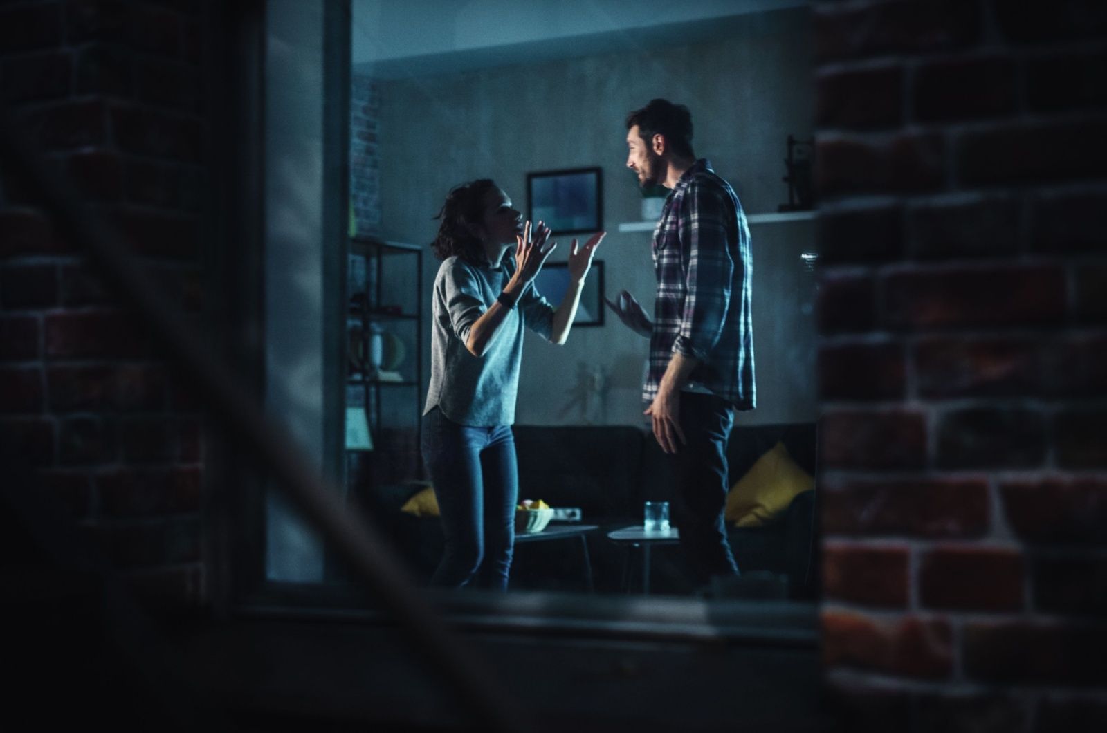 Paar streitet im Schlafzimmer