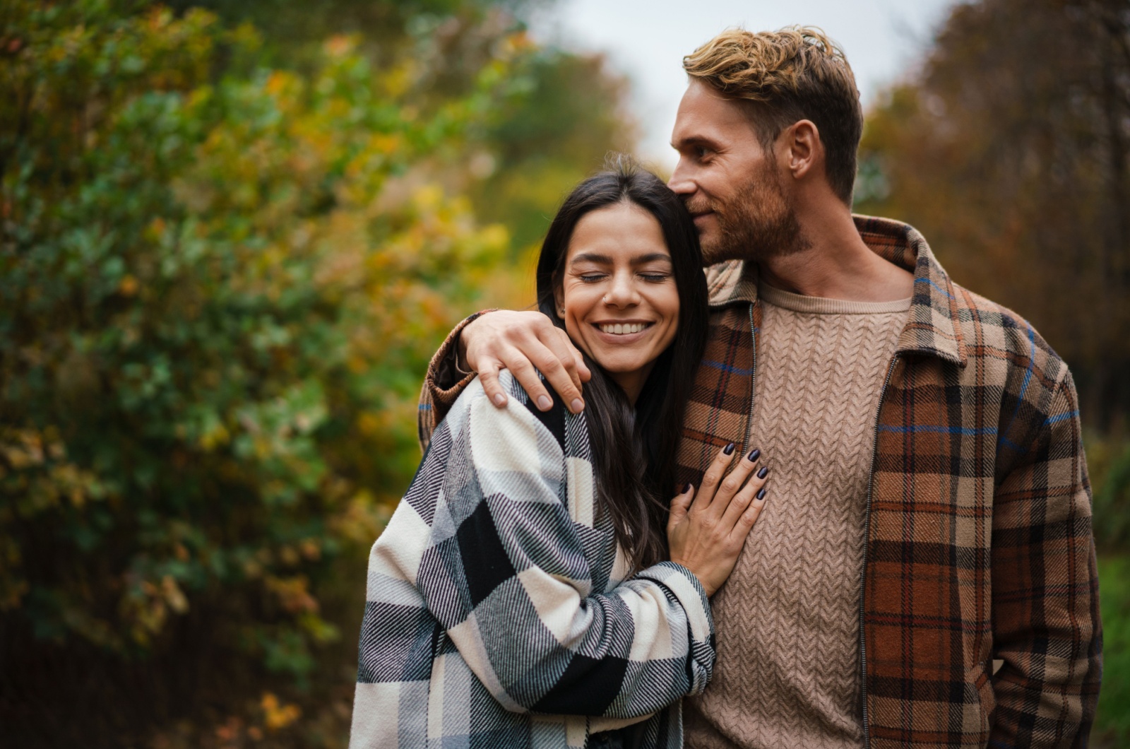Hvorfor den rette personen først kommer når du ikke lenger leter etter dem Paar im Wald