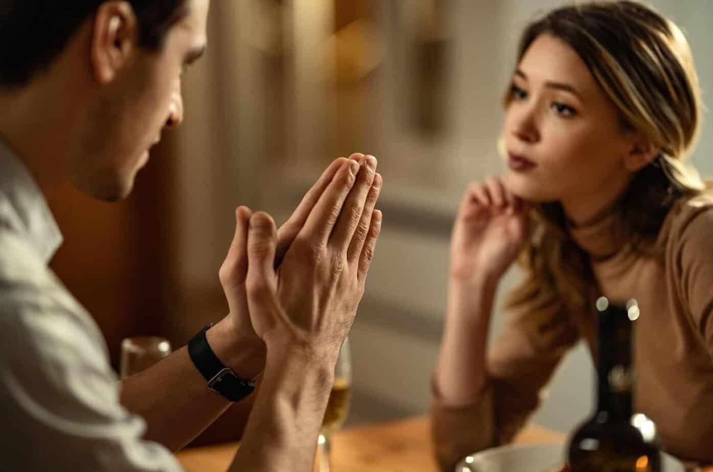 Männer bieten Frauen um Vergebung