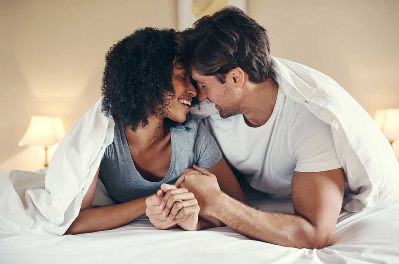 paar kuschelt nach streit