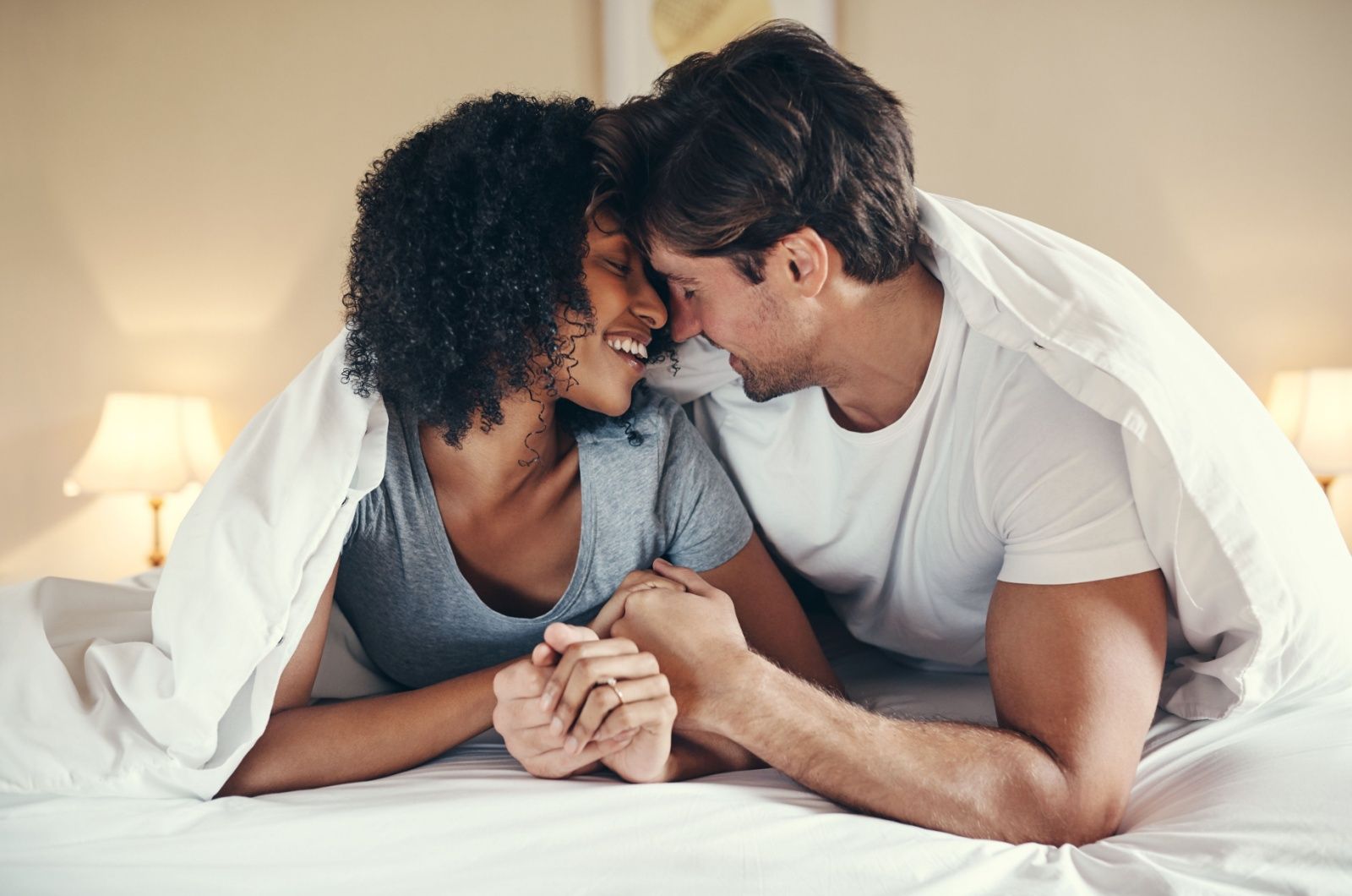 paar kuschelt nach streit