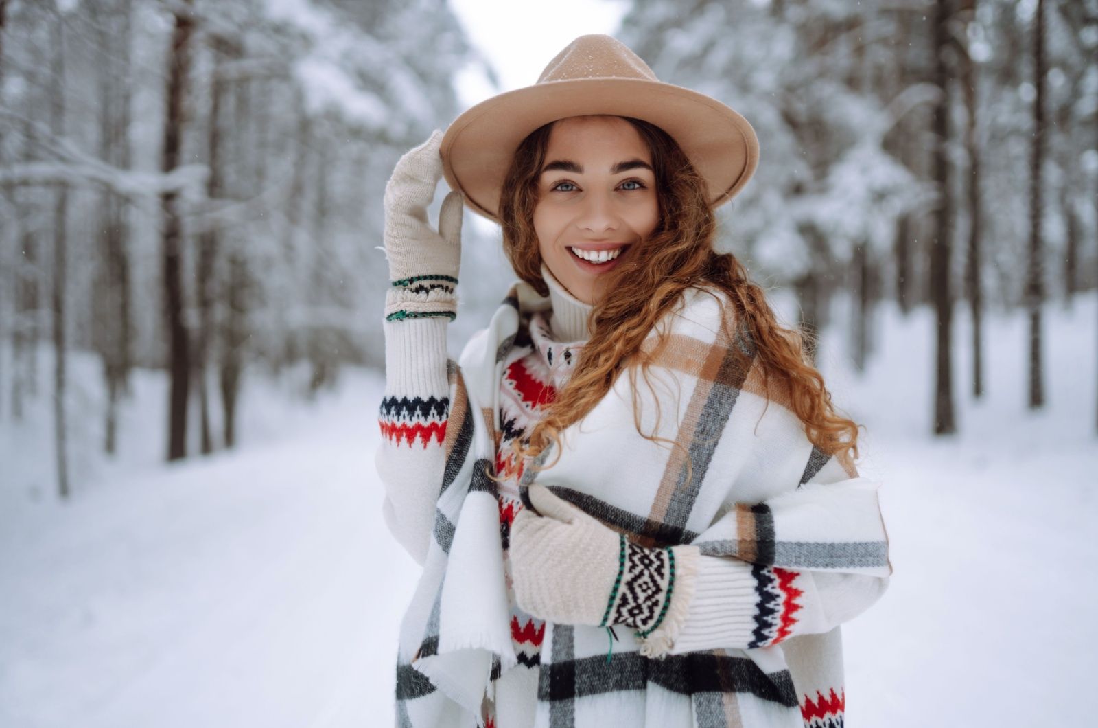 frau mit hut im schnee
