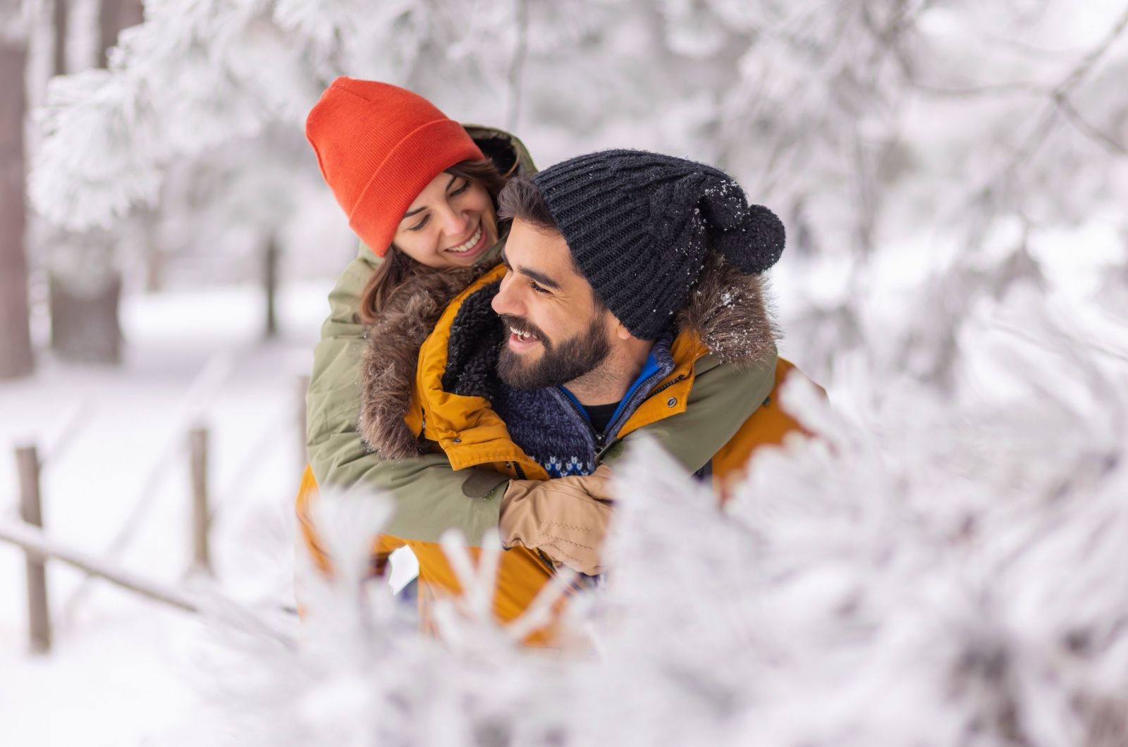 paar im schnee verliebt