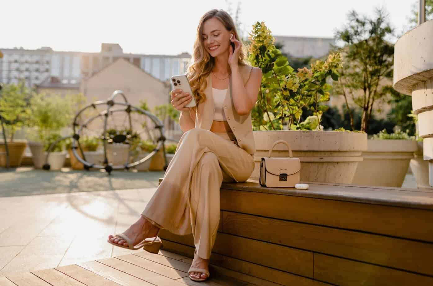 frau sitzt auf einer bank