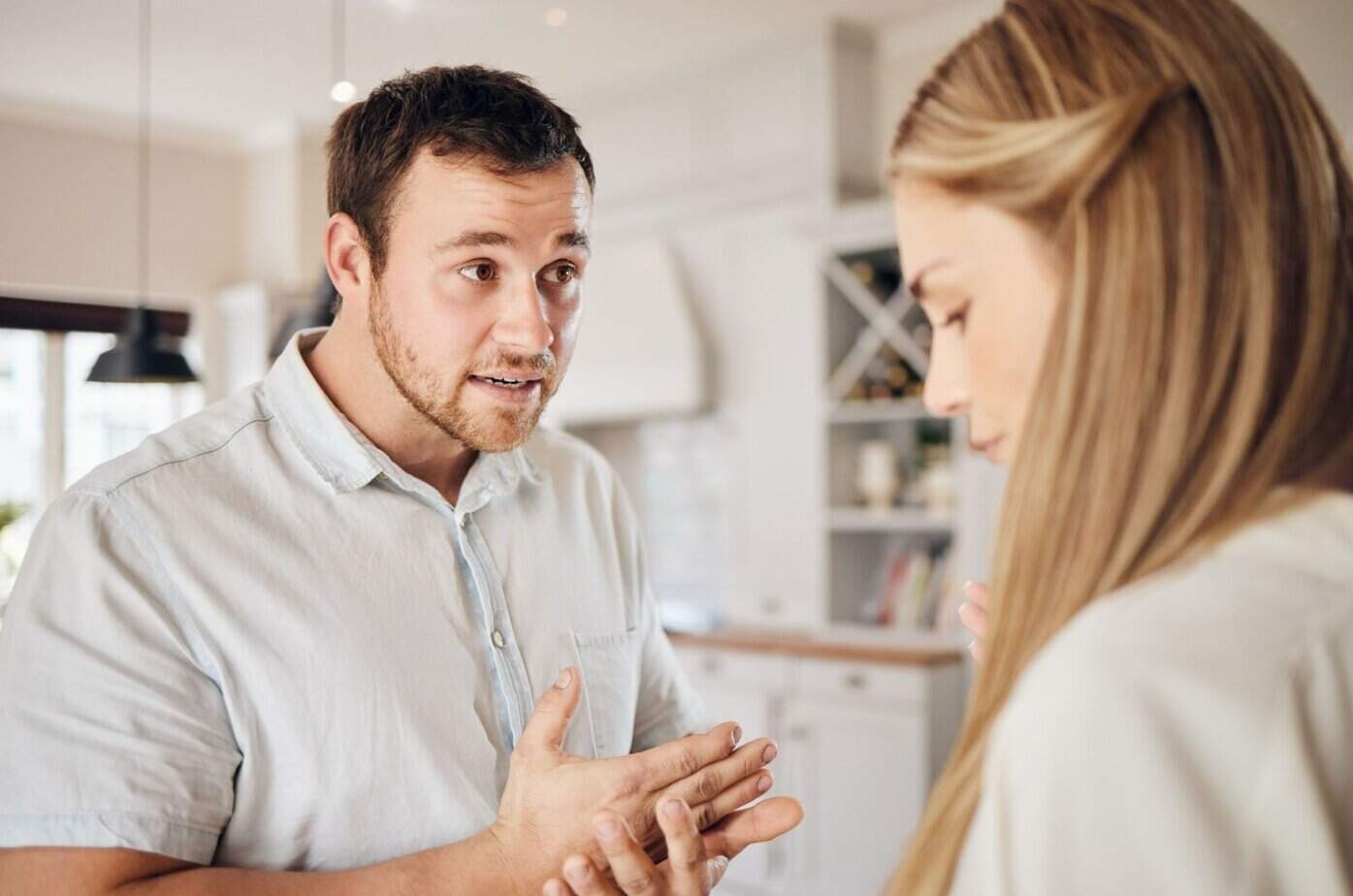 Mann spricht mit einer Frau