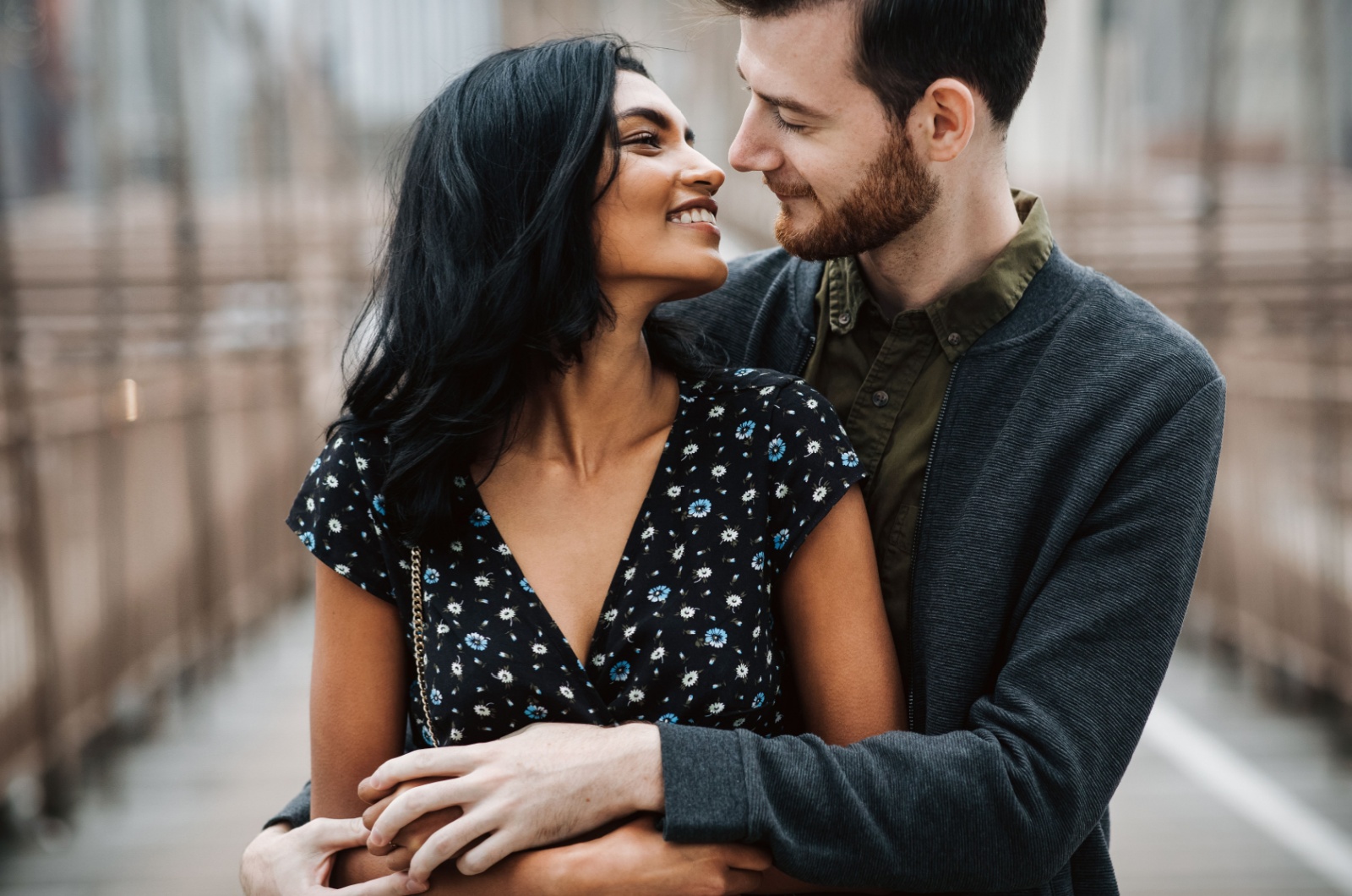 mann sieht frau mit verliebten blick an