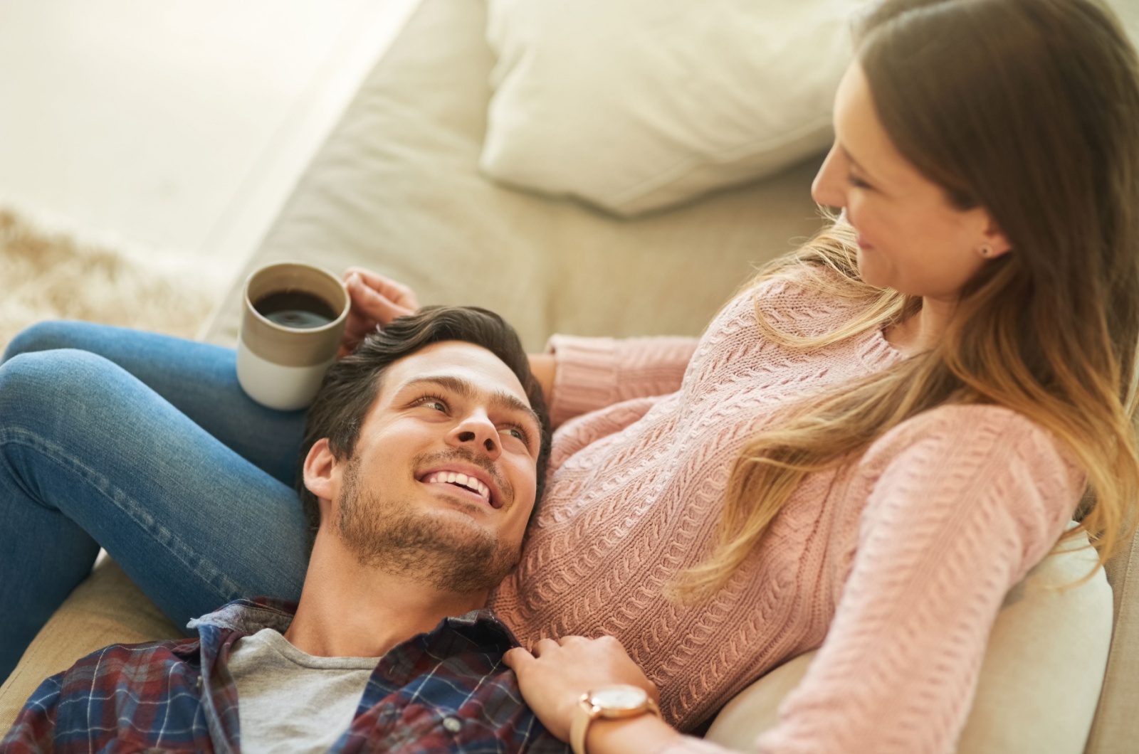 mann und frau auf dem sofa