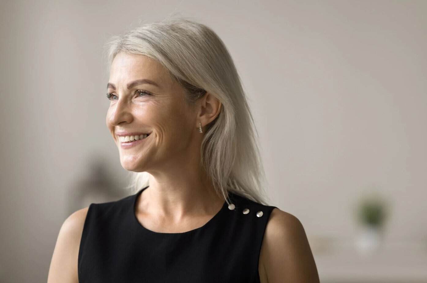 aeltere frau mit grauen haaren