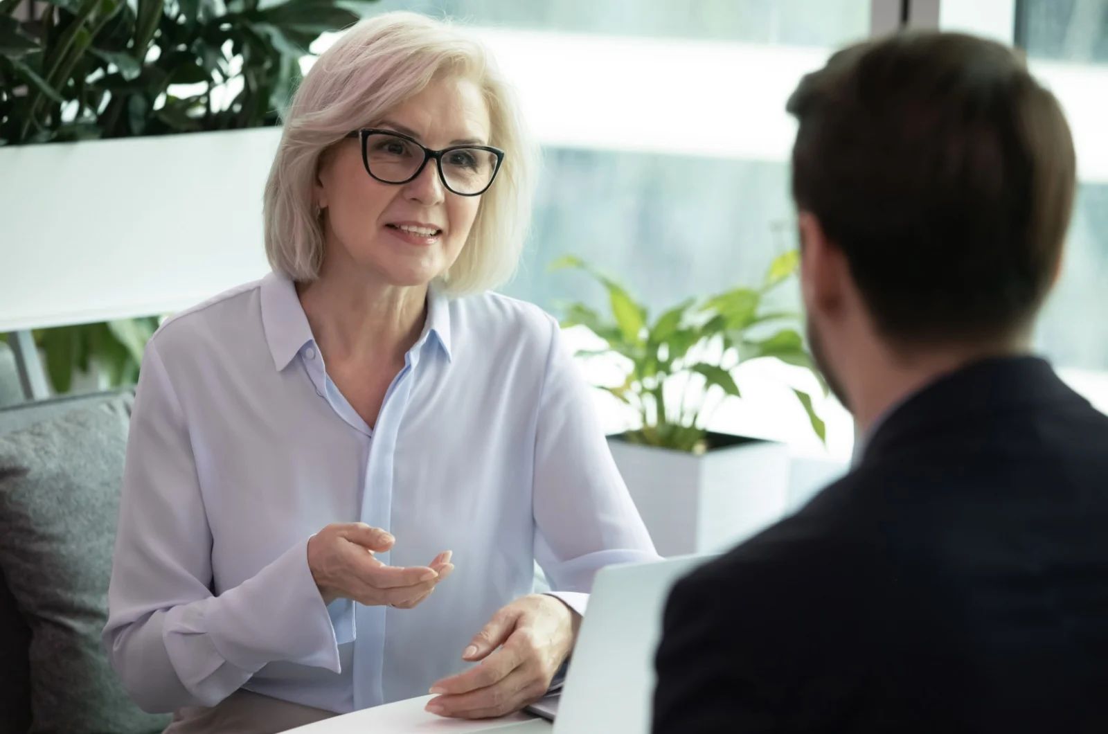 Hvorfor tiltrekkes menn av eldre kvinner? 7 overraskende grunner aletere frau im gespraech