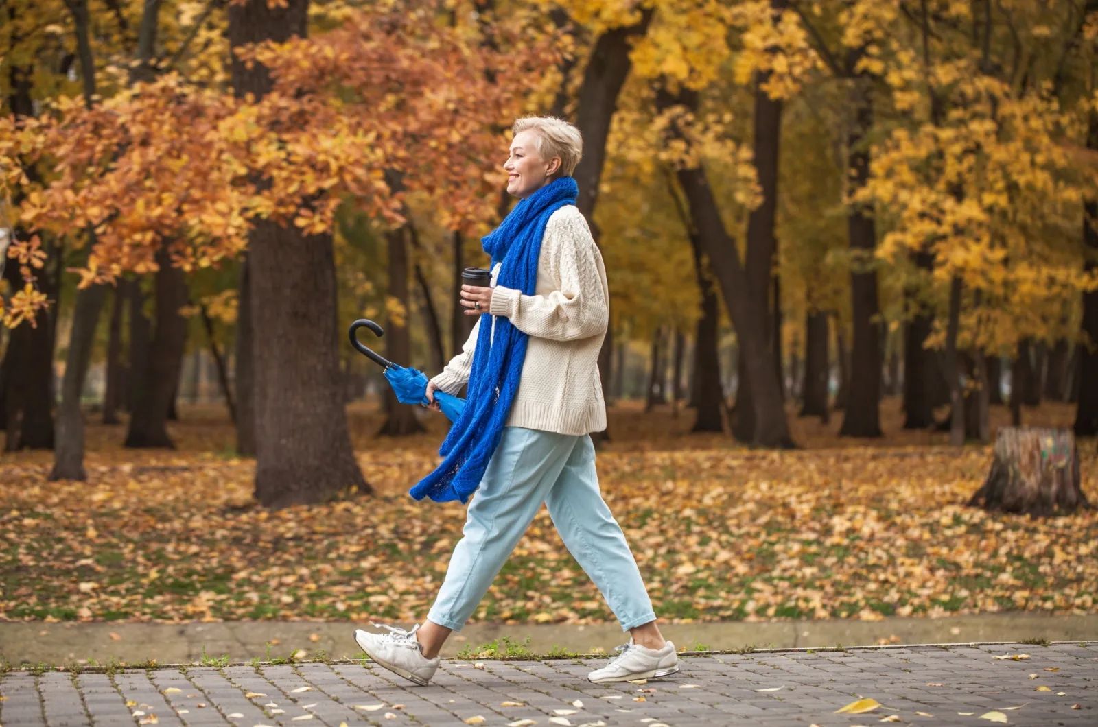 Hvorfor tiltrekkes menn av eldre kvinner? 7 overraskende grunner aeltere dame selbstbewusst
