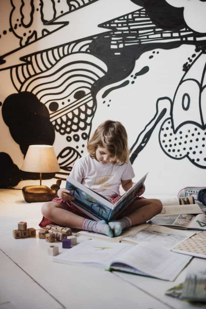 Hvordan er introverte personer som barn? 7 Kjennetegn