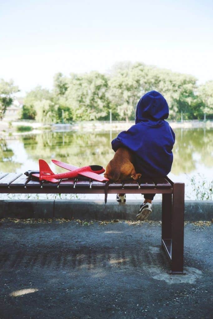 Hvordan er introverte personer som barn? 7 Kjennetegn