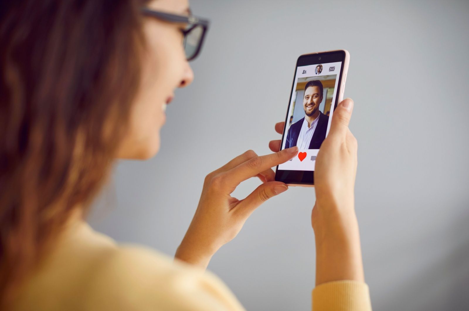 frau auf dating app