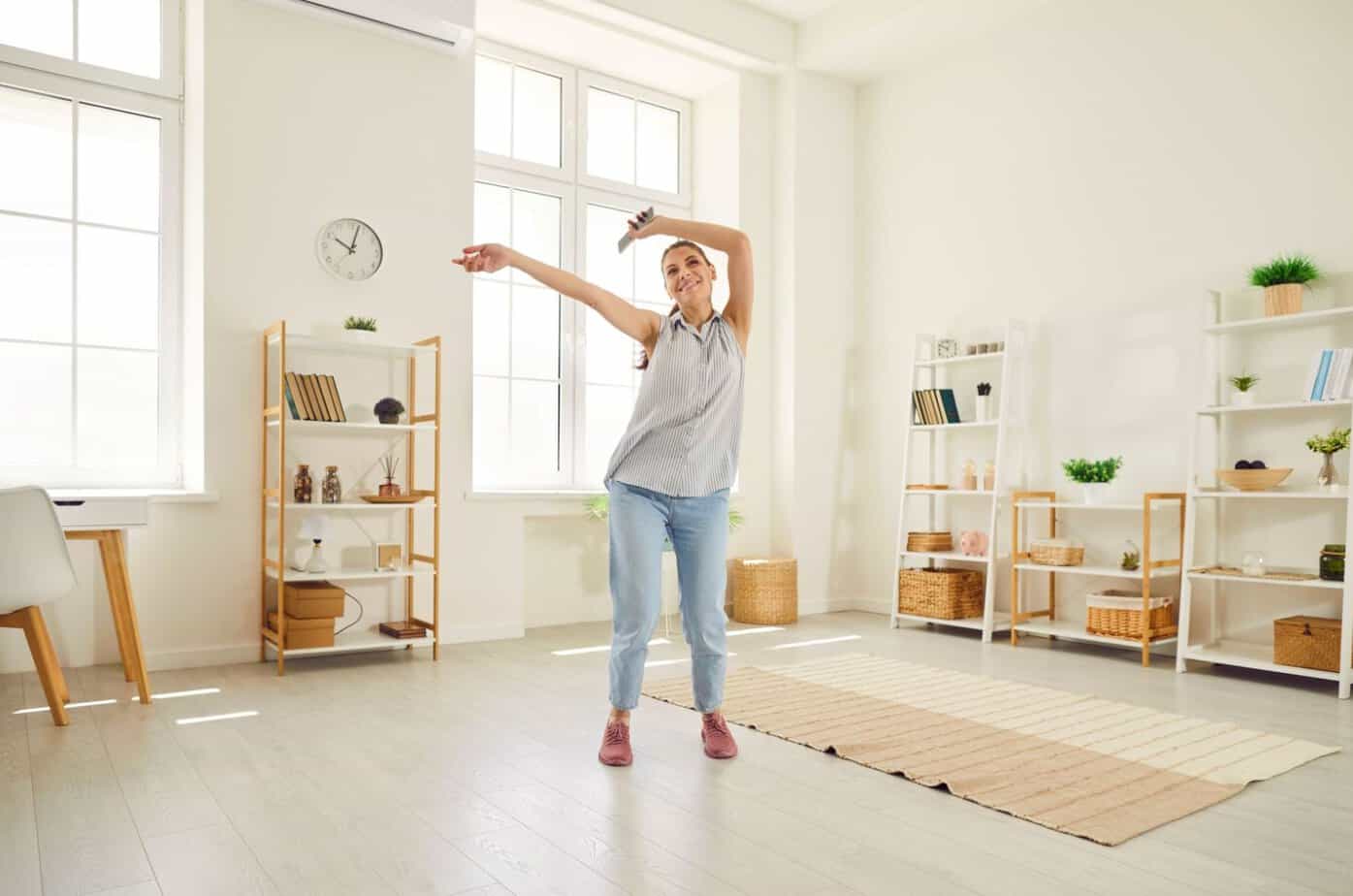 frau tanzt im haus