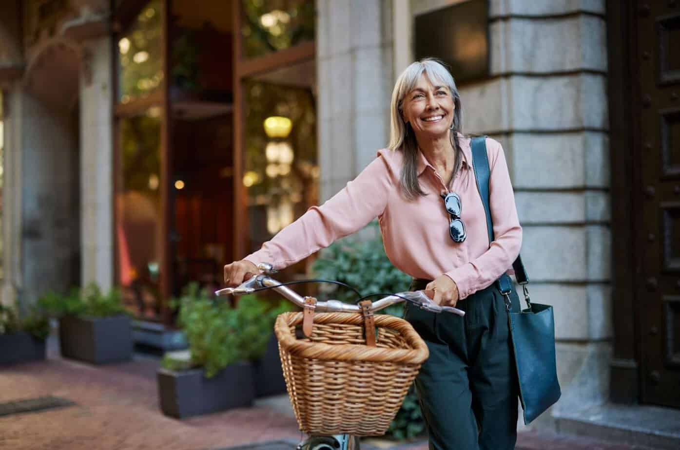 10 grunner til at eldre kvinner uten partner ofte kommer best ut av det reife frau mit fahrrad