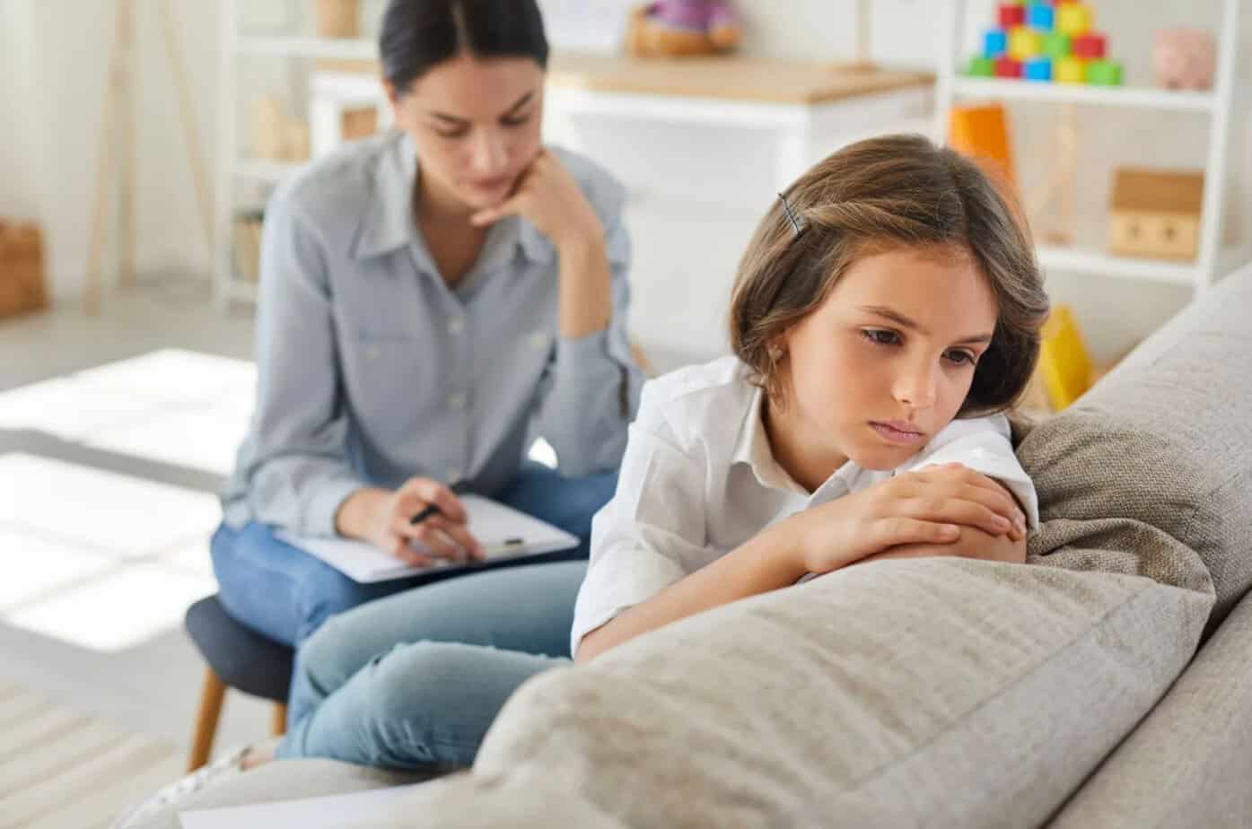 Frustriertes kleines Kind in der Praxis eines Psychologen