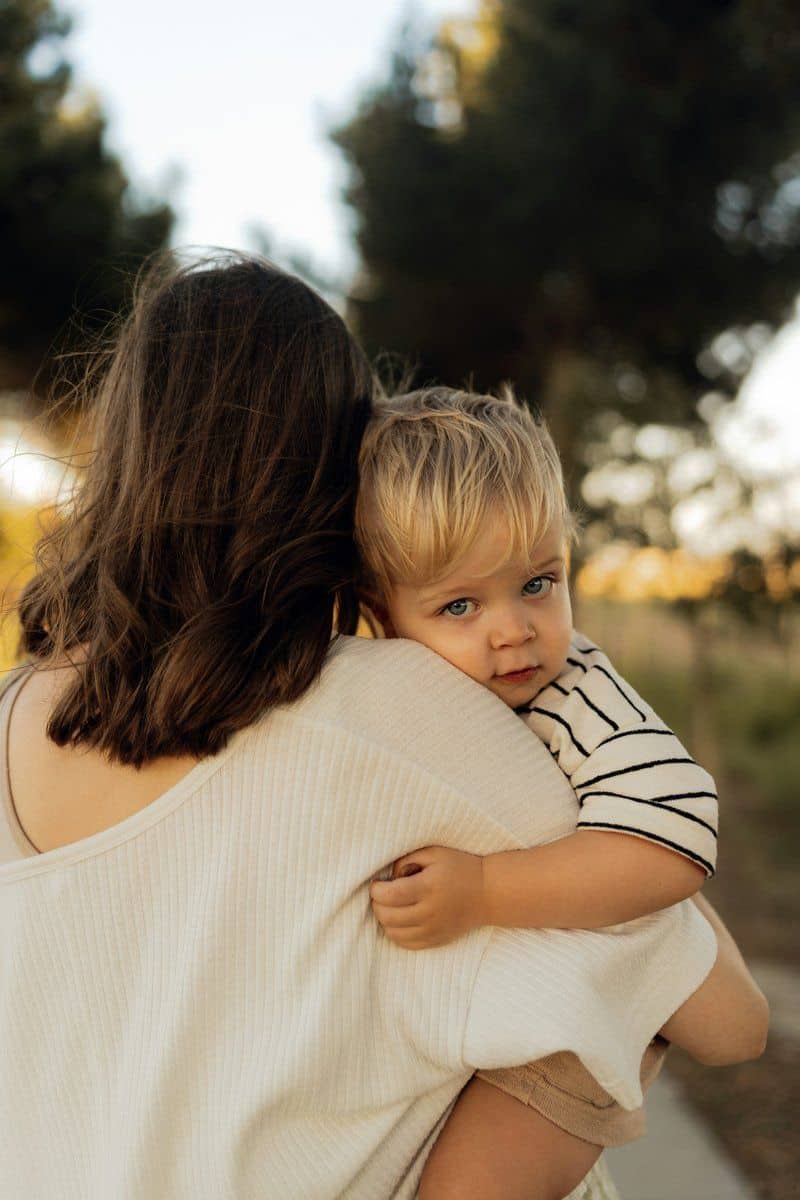 Kvinner med barn forlater ikke menn uten grunn A woman holding a baby in her arms photo – Free Image on ...