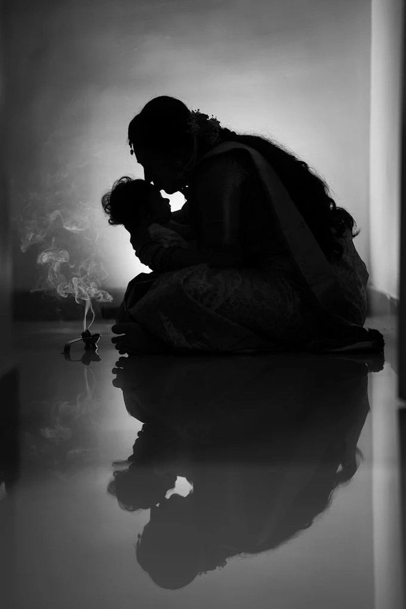 Kvinner med barn forlater ikke menn uten grunn Emotional Black and White Mother Child Silhouette · Free Stock Photo