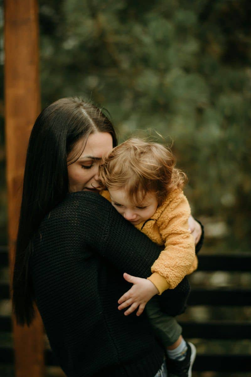 Kvinner med barn forlater ikke menn uten grunn A woman holding a small child in her arms photo – Free Photography Image on Unsplash