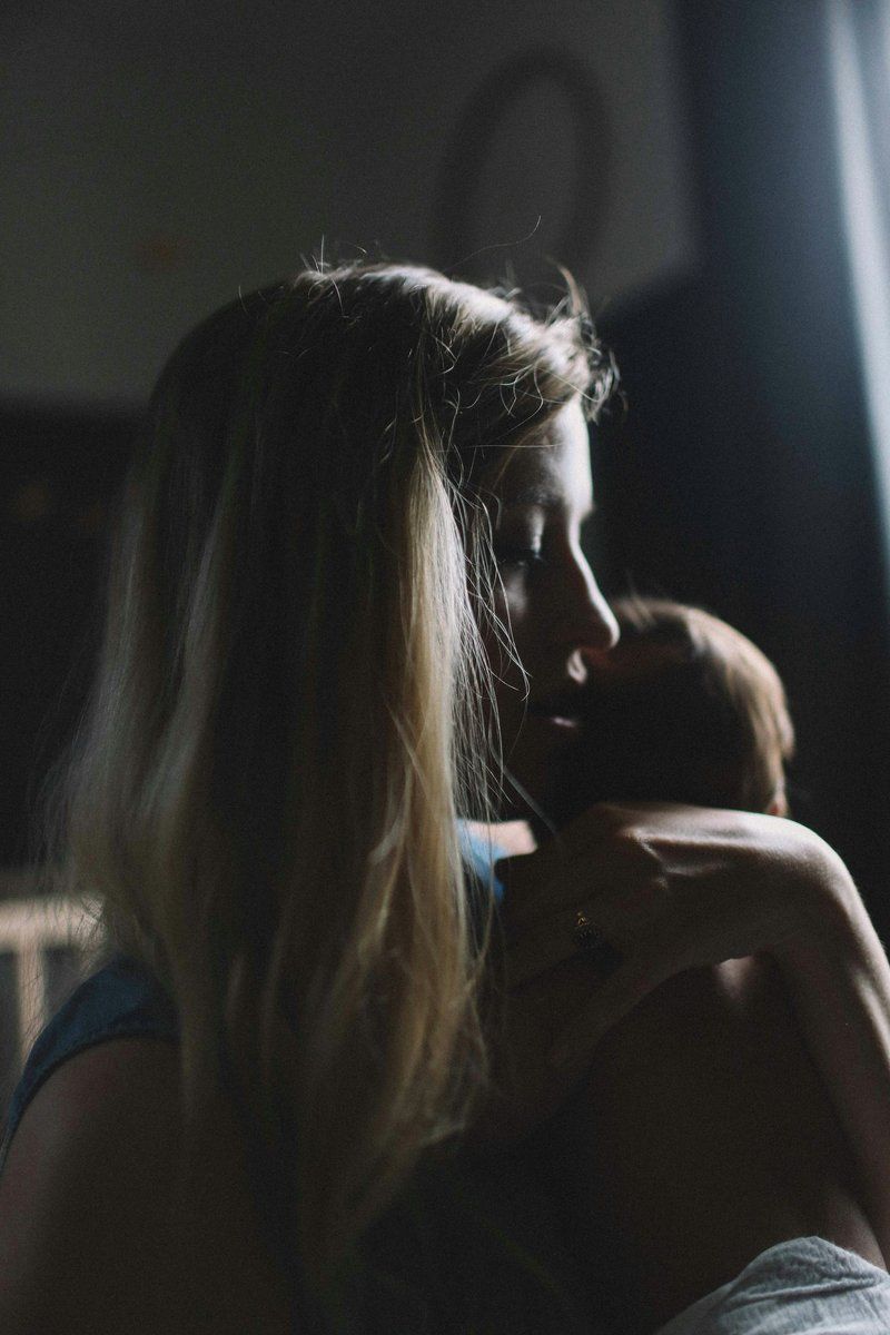 Kvinner med barn forlater ikke menn uten grunn Sad Mom Pictures | Download Free Images on Unsplash