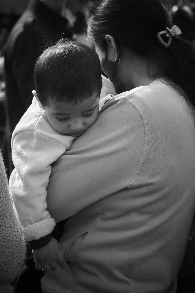 Kvinner med barn forlater ikke menn uten grunn Distressed Mother carrying her Child · Free Stock Photo