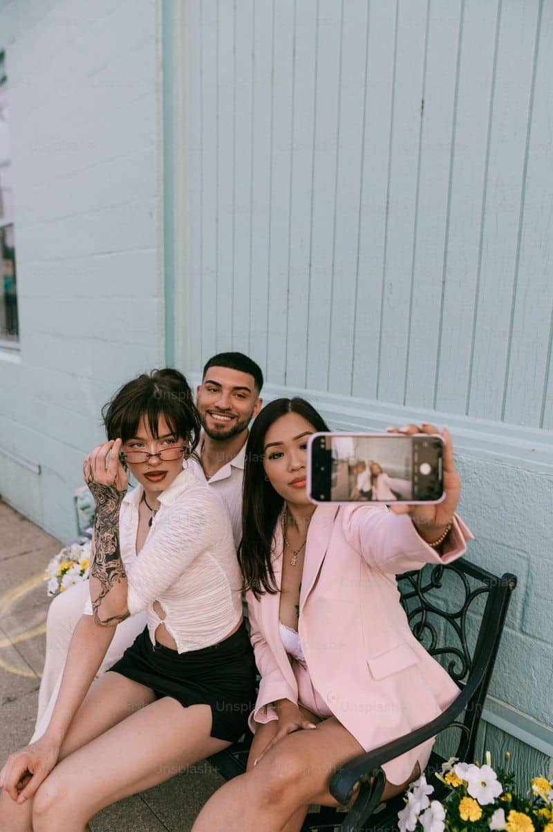 A man taking a picture of two women sitting on a bench photo – Friends Image on Unsplash A man taking a picture of two women sitting on a bench photo – Friends Image on Unsplash