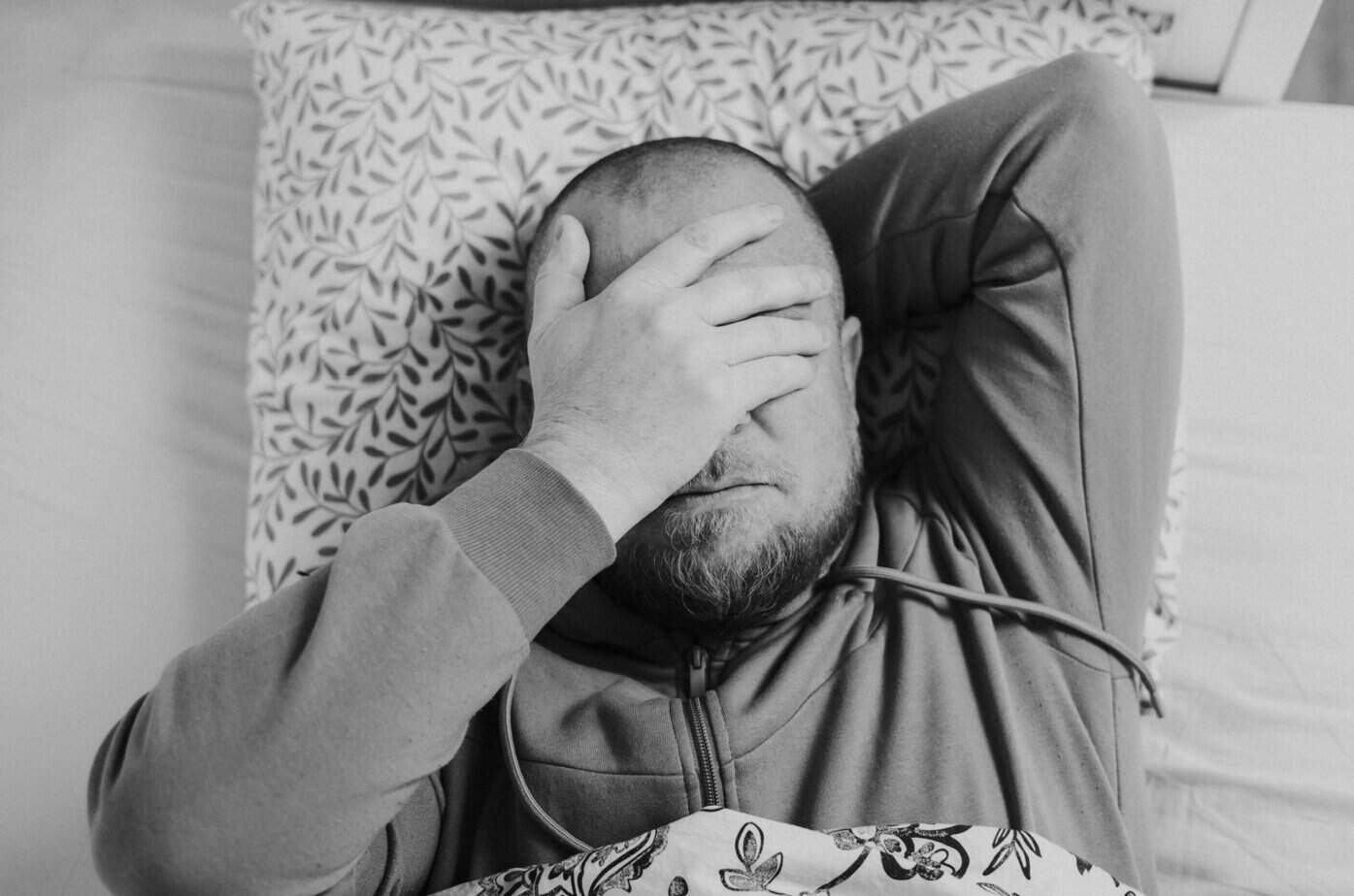 10 grunner til at narsissister knapt orker å være hjemme mann liegt traurig im bett