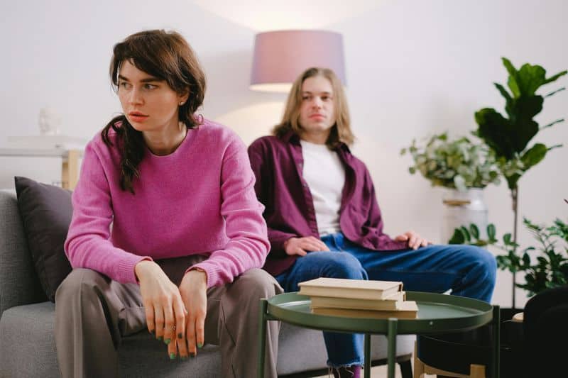 12 måter narcissister reagerer på når de innser at de mister kontrollen Silent Treatment and Stonewalling