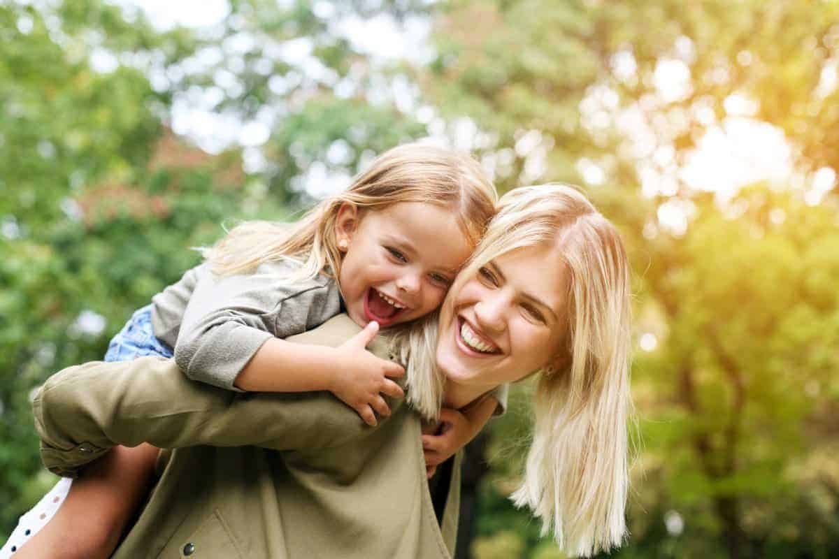9 Dinge, die du deine Tochter über Weiblichkeit beibringen solltest