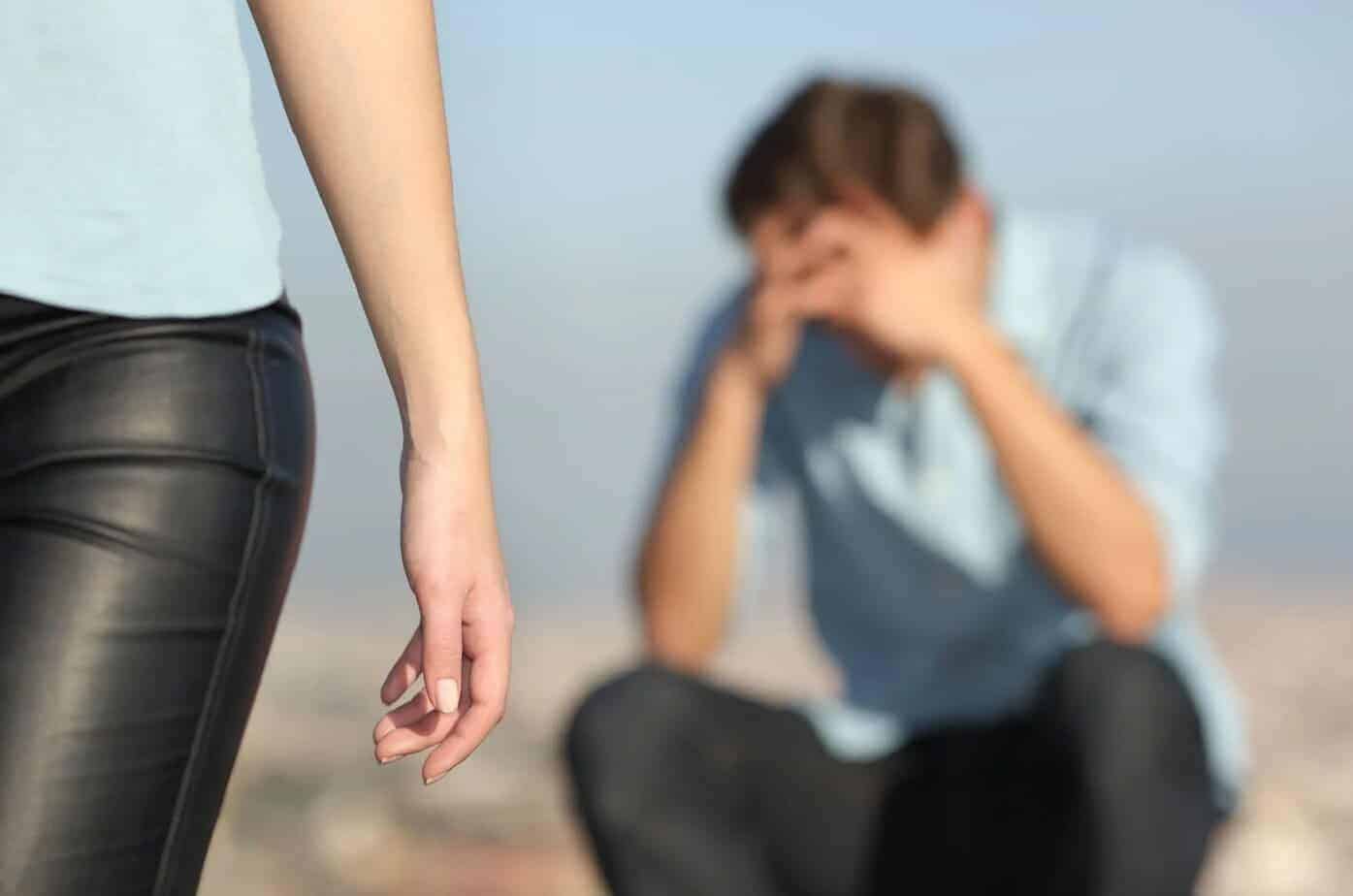 Avskjedsord til en narsissist: Slik avslutter du spillet en gang for alle Frau geht weg von Mann