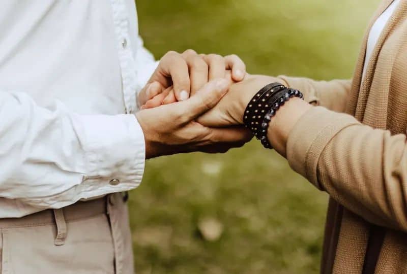 Hvis en sterk kvinne har fått nok av deg, svarer hun aldri mer Ein Mann bewacht die Hand seiner Frau