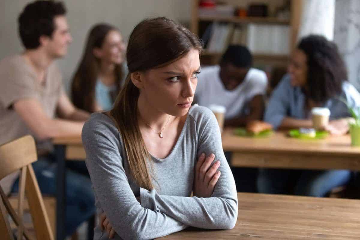 Hvorfor folk nedvurderer andre: 13 psykologisk underbygde grunner