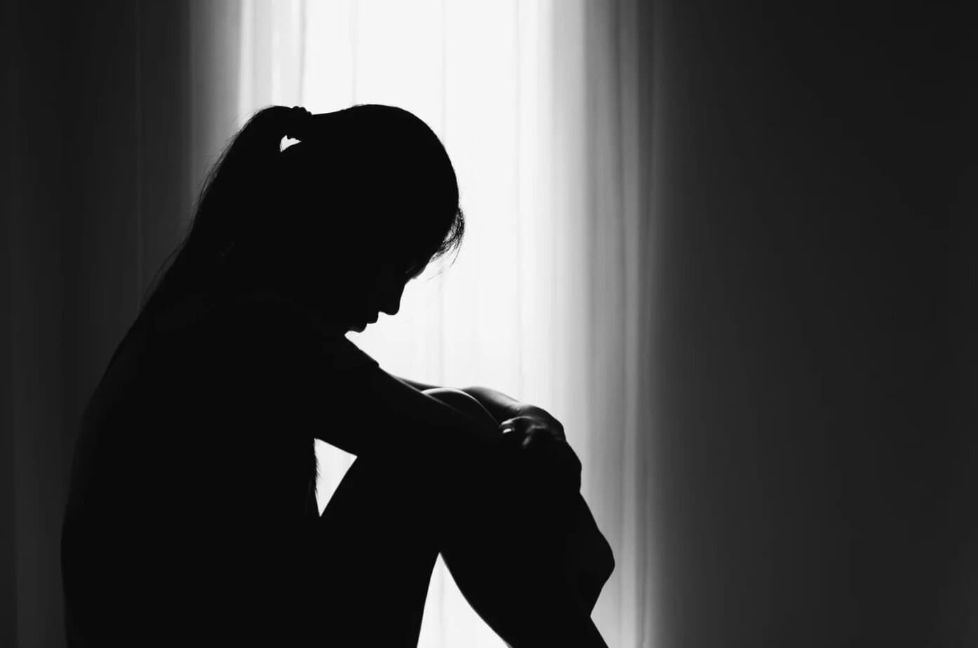 Jeg måtte dra – du hadde ført meg til et punkt der det ikke lenger var noen vei tilbake Silhouette einer weinenden Frau