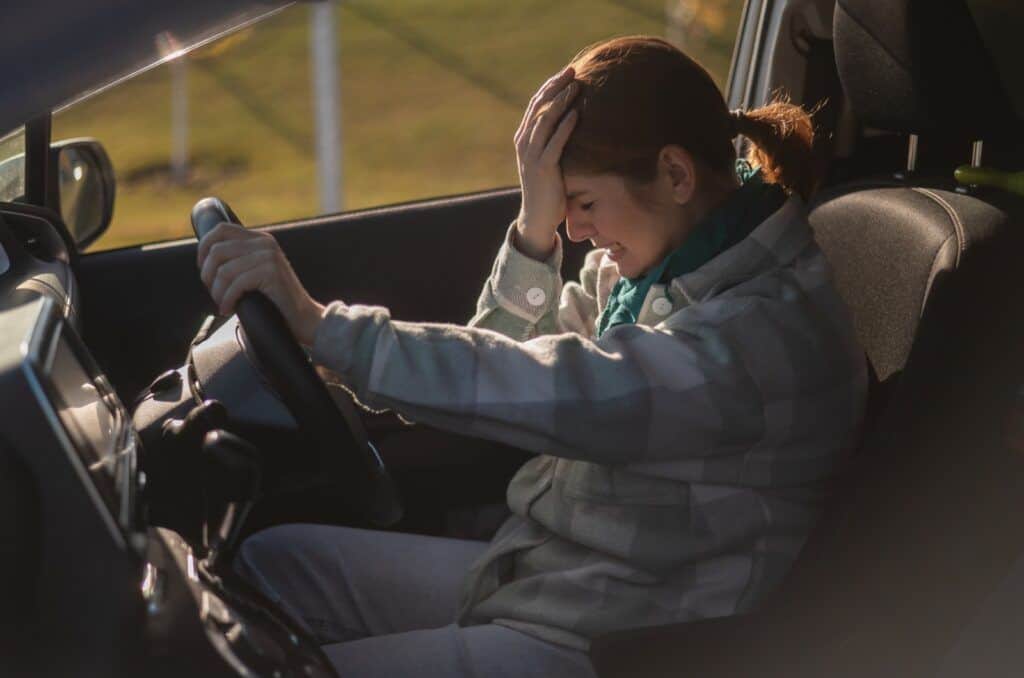 Jeg måtte dra – du hadde ført meg til et punkt der det ikke lenger var noen vei tilbake Frau weint im Auto