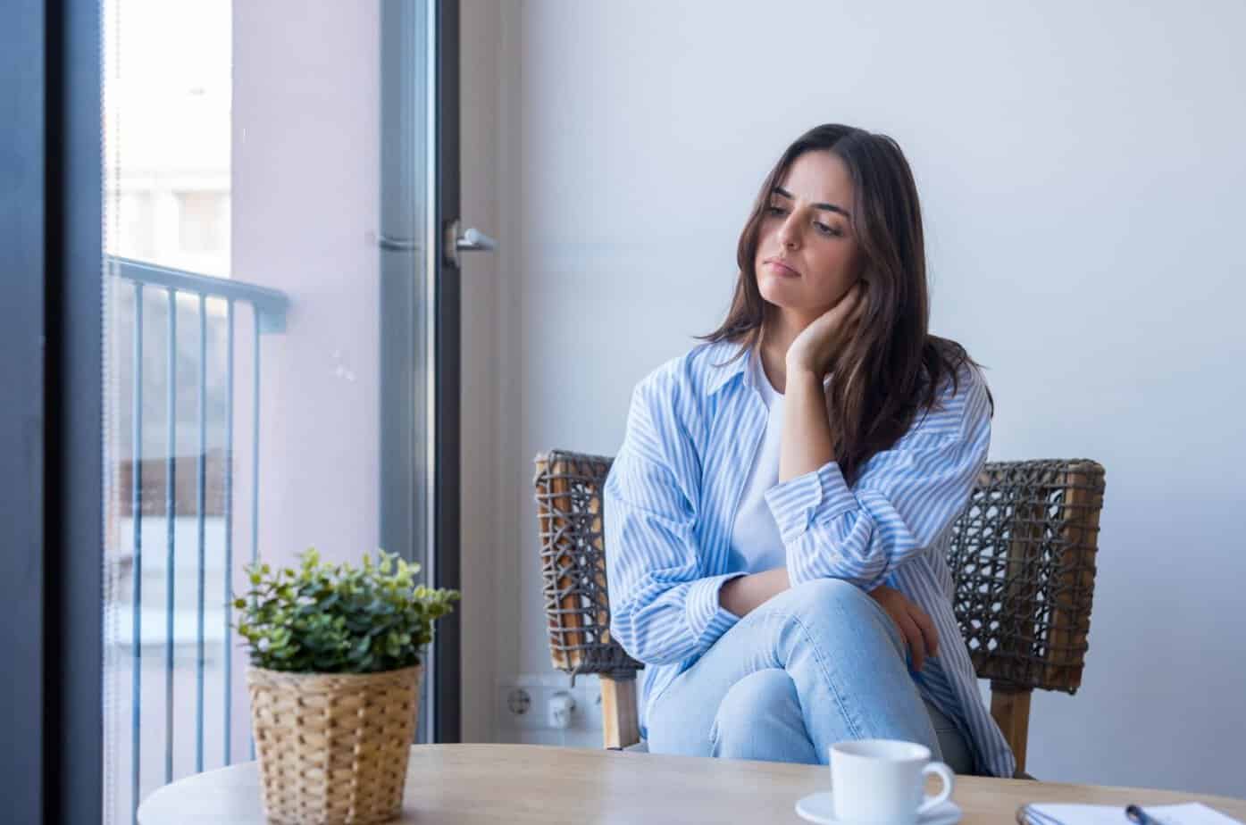 Kan man være forelsket i noen og likevel forelske seg oppriktig i en annen? frau auf dem balkon