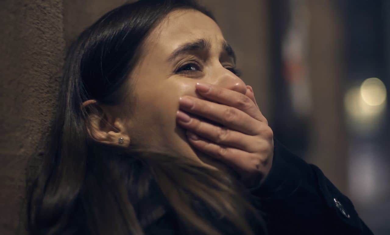 Liebe nach Trauma: 6 Anzeichen dafür, dass du eine schwere Zeit durchmachst