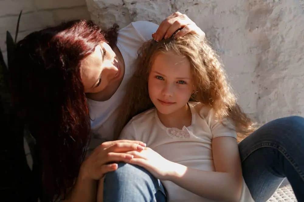 Til alle alenemødre der ute: Dere er de virkelige heltene Mutter und Tochter sitzen in einer Umarmung