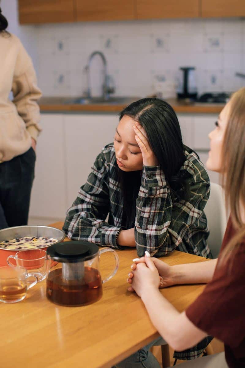 12 ting folk med få venner ofte gjør, selv om de er vennlige They Struggle to Move Past Small Talk Into Deeper Conversation